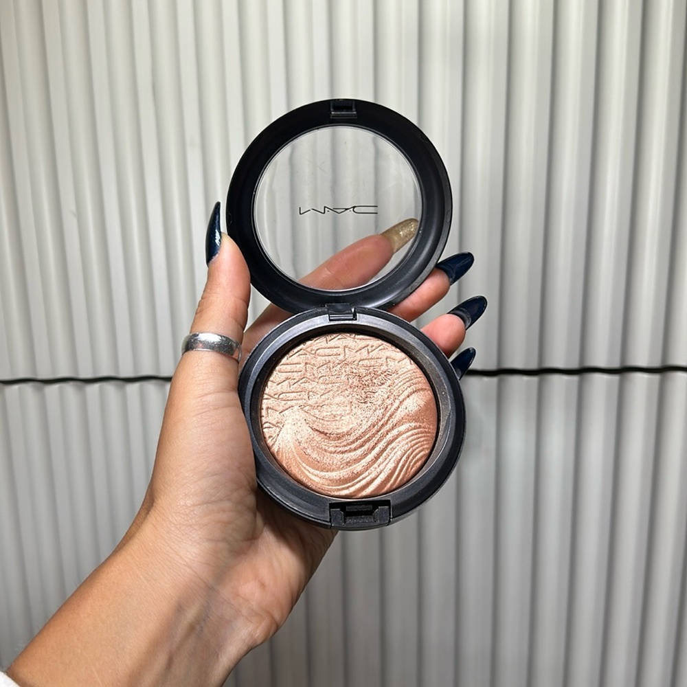 ⚡️M•A•C highlighter in “Magnetic Appeal”✨